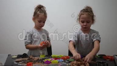 快乐的双胞胎女孩在厨房准备<strong>饼干</strong>，在现实生活中的<strong>休闲</strong>生活照片，圣诞<strong>饼干</strong>